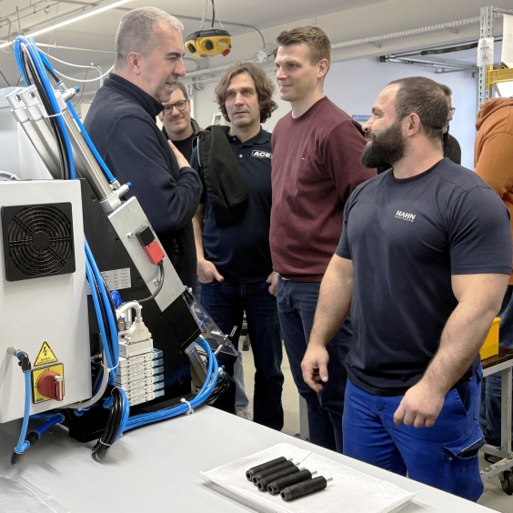 Mitarbeiter der Stabilus Gruppe und ihrer Expertenmarken ACE Sto&szlig;d&auml;mpfer GmbH und HAHN Gasfedern GmbH in der Fertigung von Kleinsto&szlig;d&auml;mpfern im Werk Aichwald