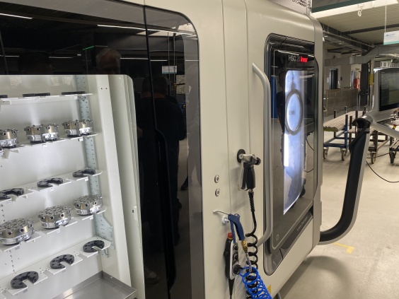 Teil der Fertigungslinie f&uuml;r die Kleinsto&szlig;d&auml;mpferproduktion von ACE in Aichwald bei Stuttgart, Deutschland.