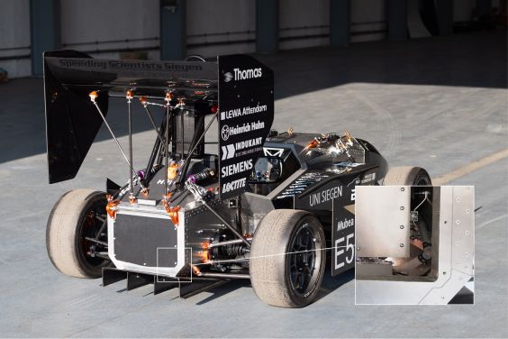 Für den Antrieb sorgen selbst entwickelte E-Motoren mit 29 kW und 46 Nm sowie der im Heck platzierte, extrem leicht gemachte und vibrationsarm aufgehängte Umrichter (Pfeil)