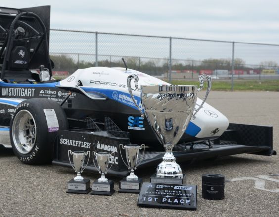 Das Rennteam der Universität Stuttgart gewinnt 2019 den ACE Energy Management Award im Rahmen der Formula SAE auf dem Michigan Speedway International in den USA