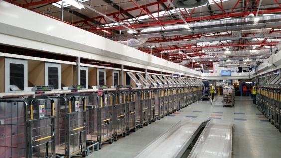 Die Ruhe vor dem Sturm: Nicht nur zur Weihnachtszeit werden von Sortieranlagen wie diesen aus täglich Tausende Pakete und Päckchen auf den Weg gebracht