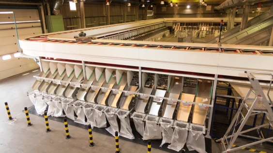 Die Ruhe vor dem Sturm: Nicht nur zur Weihnachtszeit werden von Sortieranlagen wie diesen aus täglich Tausende Pakete und Päckchen auf den Weg gebracht