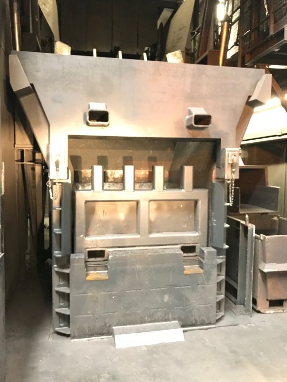 Ressourcen schonende Krätzesortieranlage der Wieland-Werke AG, Ulm, Deutschland, mit Abwurftrichter (oben) und Schublade (Mitte)