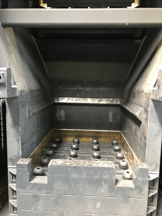 Krätzesortieranlage: Blick in das Schubladenfach mit Schutzvorrichtung