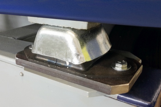 Einer der fünf Gummi-Metall-Isolatoren von ACE unter dem Prüfstand