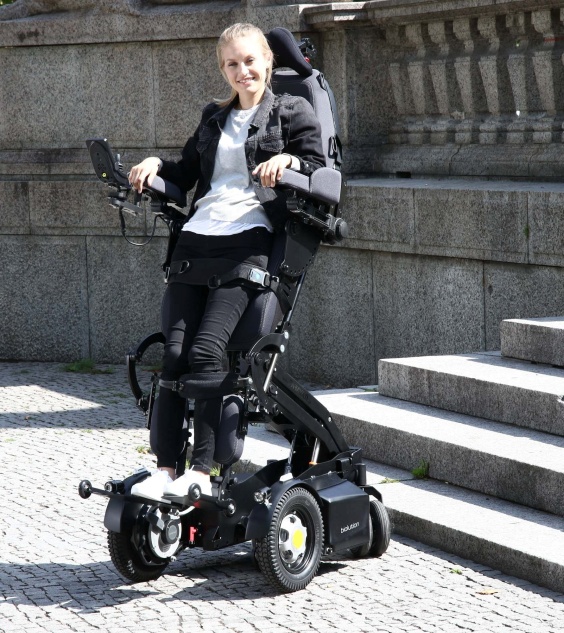 Im Pflege- und Stehrollstuhl PR Biolution der PARAVAN GmbH finden sämtliche medizinische und ergonomische Aspekte Berücksichtigung und sorgen für eine Verbesserung des individuellen Krankheitsbildes