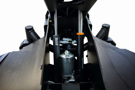 In Kooperation mit der NOLD Hydraulik + Pneumatik GmbH integrierte Industrie-Gasdruckfeder von ACE (links) unterstützt die Hubkraft des elektrischen Liftmotors im Pflege- und Stehrollstuhl PR Biolution der PARAVAN GmbH