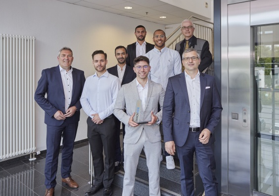 Das Siegerteam gemeinsam mit CEO Dr. Büchsner und Vice President and Head of SI Jürgen Roland