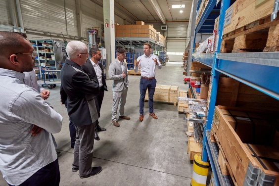 ACE Führung durch das Lager