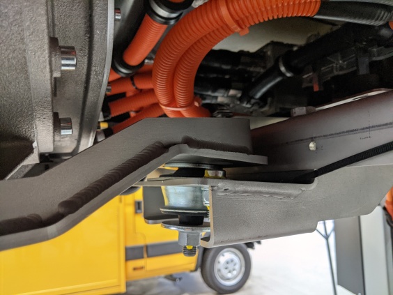 Aus Diesel-Nutzfahrzeugen wird per Retrofit ein Elektro-Orten, wobei Schwingungs- und Stoßdämpfer von ACE für noch mehr Ruhe im Fahrbetrieb sorgen