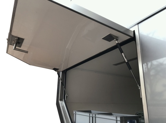 Sicheres Be- und Entladen: Kundenspezifisch ausgelegte und befüllte ACE Industrie-Gasdruckfedern mit Ventiltechnik unterstützen die Muskelkraft an der Beladeklappe