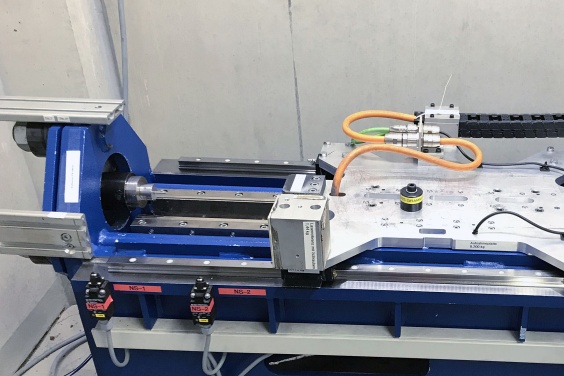 Im Zuge der kundenspezifischen Anpassung von Kleinstoßdämpfern für bestmöglichen Schutz der Endlagen eines Handlingsystems führt ACE vor der Auslieferung der hydraulischen Maschinenelemente diverse Testläufe auf dem eigenen Prüfstand durch.