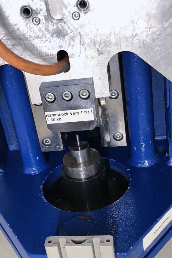 Besonderes Augenmerk bei den Tests der Kleinstoßdämpfer legen die Ingenieure auf die Erfüllung der vorgegebenen Werte im Falle einer Havarie, bei der die Maschinenelemente die Massenkräfte in der Endlage jeder der simulierten Achsen augenblicklich vollständig zu absorbieren haben.