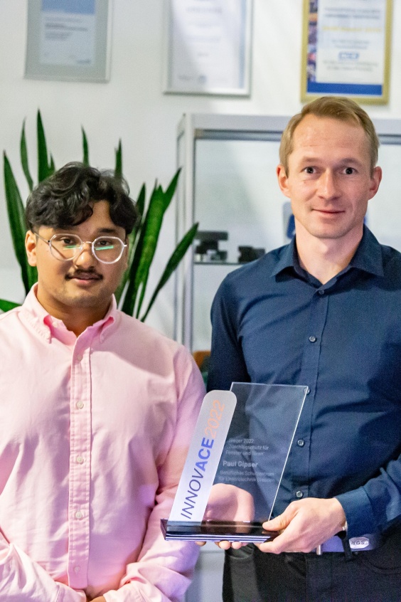Paul Gipser, Preisträger des INNOVACE 2022, vom Beruflichen Schulzentrum für Elektrotechnik Dresden (rechts) mit dem Zweitplatzierten Suman Shrestha, Maschinenbaustudent an der Hochschule RheinMain, Rüsselsheim.
