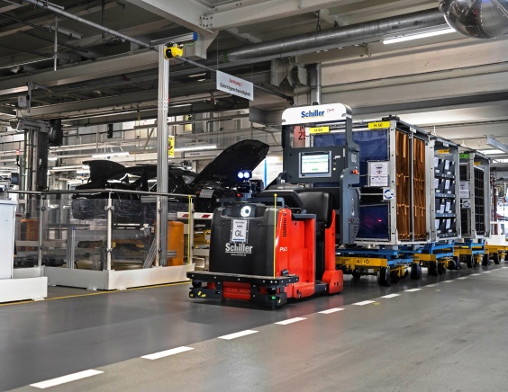 Autonomer Transport von 500 Tonnen Material vom Lager zur Montage täglich dank Digitalisierung und Autonomisierung der Logistikaufgaben mit der fahrerlosen Routenzug-Flotte von Schiller Automatisierungstechnik GmbH.