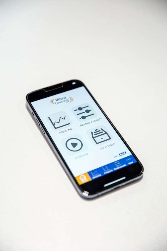 VibroChecker ist die kostenlose App zur Schwingungsmessung von ACE, mit der man im Nu die Schwingungswerte von Vibrationsquellen und eine für deren Dämpfung passende Lösung ermitteln kann.
