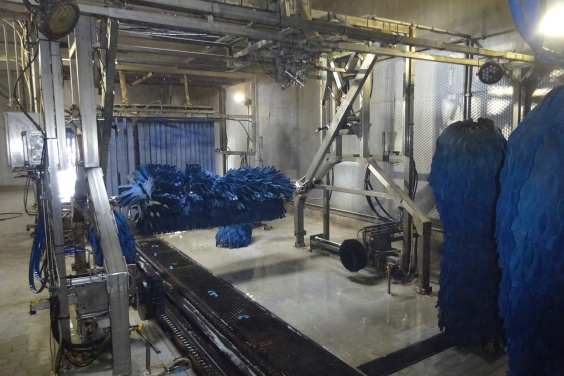 Waschanlagenkonstruktion der MTE GmbH: Den Antrieb für den Schwenkarm mit Bürstenrolle übernimmt ein Pneumatikzylinder, die Industriestoßdämpfer werden jeweils unten angefahren