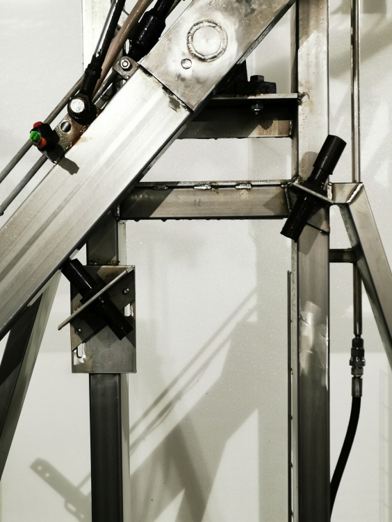 Waschanlagenkonstruktion der MTE GmbH: Den Antrieb für den Schwenkarm mit Bürstenrolle übernimmt ein Pneumatikzylinder, die Industriestoßdämpfer werden jeweils unten angefahren