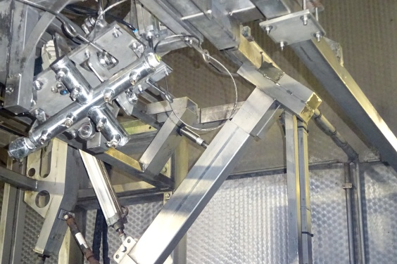 Waschanlagenkonstruktion der MTE GmbH: Den Antrieb für den Schwenkarm mit Bürstenrolle übernimmt ein Pneumatikzylinder, die Industriestoßdämpfer werden jeweils unten angefahren