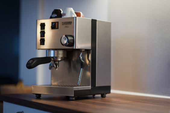 Siebträgermaschine steht auf Bubble Mounts von ACE zwecks Schwingungsisolierung