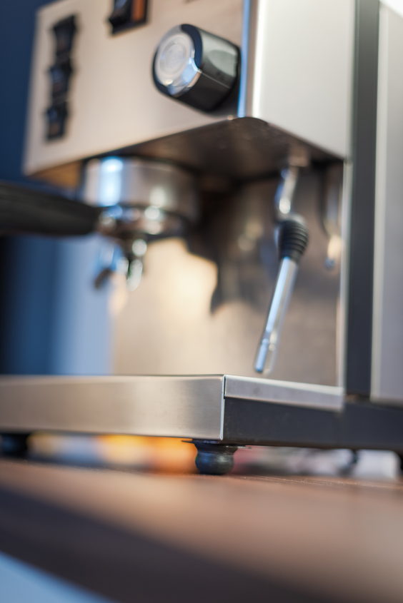 Siebträgermaschine steht auf Bubble Mounts von ACE zwecks Schwingungsisolierung - Closeup