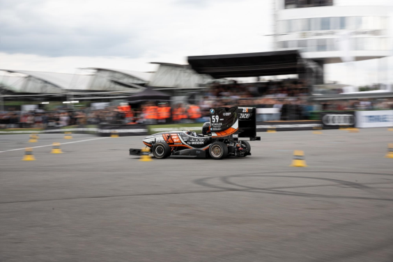 Fahrzeug ZoE während der Formula Student Germany 2025 auf dem Hockenheimring Bildnachweis: ELBFLORACE e.V. Fahrzeug ZoE während der Formula Student Germany 2025 auf dem Hockenheimring Bildnachweis: ELBFLORACE e.V.
