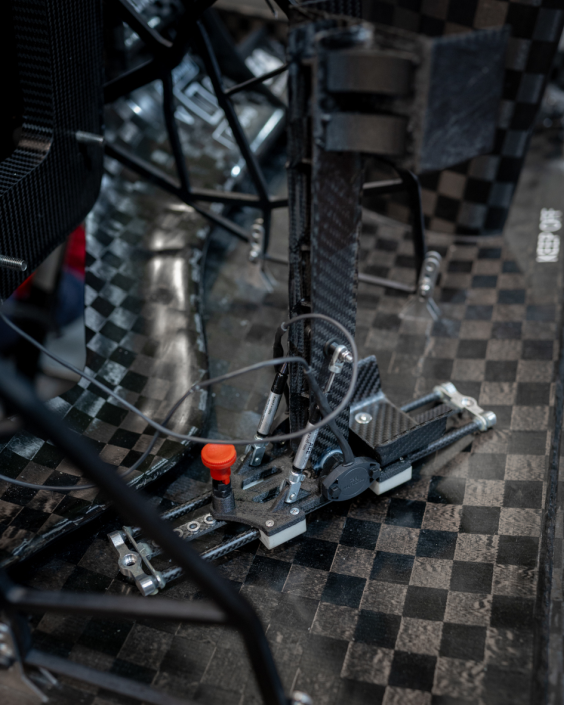 Ausgebautes Gaspedal samt Schlitten und Schiene mit Pedalstellrasten Ausgebautes Gaspedal samt Schlitten und Schiene mit Pedalstellrasten