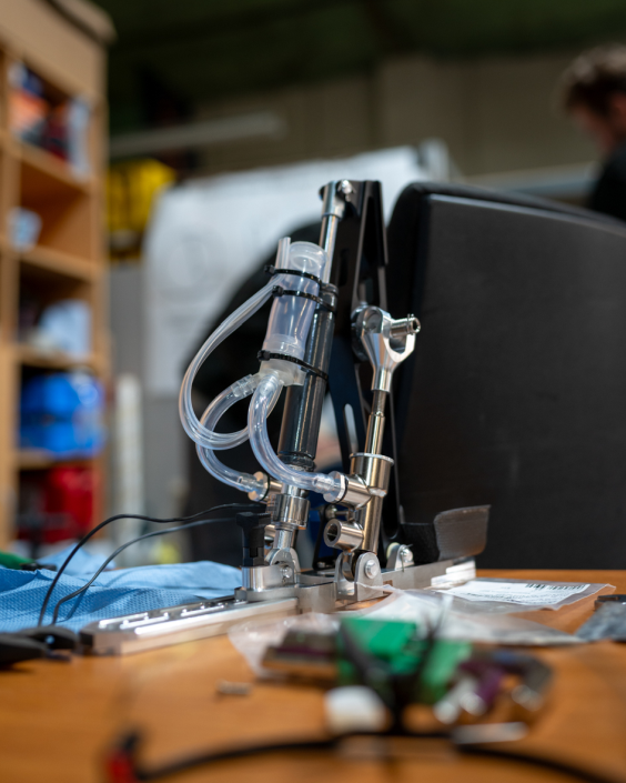 Zusammengesetztes Bremspedal samt Schlitten und Schiene, mittig Gasdruckfeder und axial montierte Kraftmessdose Zusammengesetztes Bremspedal samt Schlitten und Schiene, mittig Gasdruckfeder und axial montierte Kraftmessdose