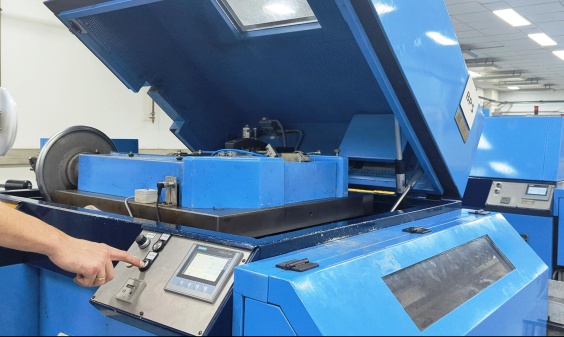 With the help of ACE’s flexible application engineering, KeyTec Netherlands B.V. Existing ACE industrial gas springs combined with new Industrial POWERISE® electromechanical drives on 45 kg machine hoods
