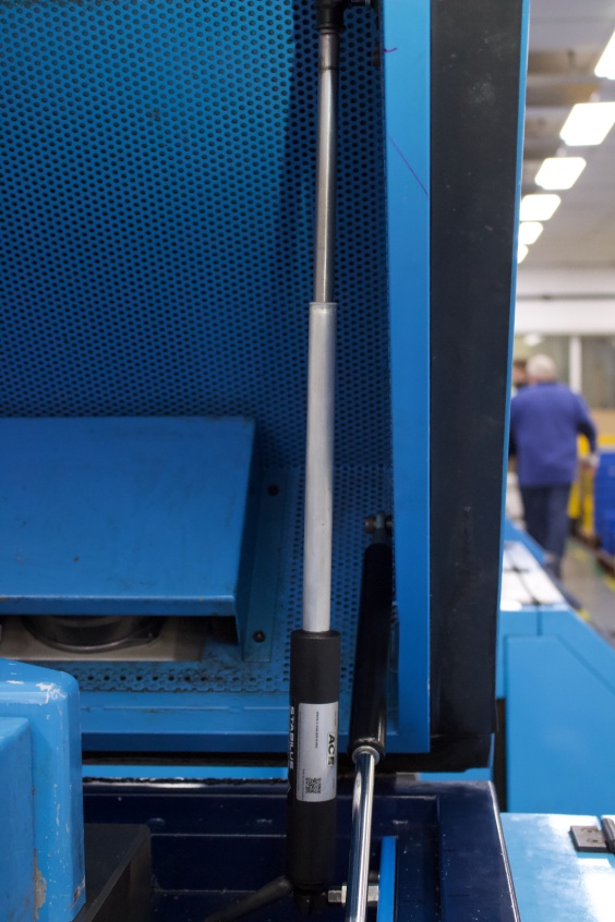 On machine tools, ACE actuators and industrial gas springs now work hand in hand, taking ergonomics and safety for personnel to a new level.